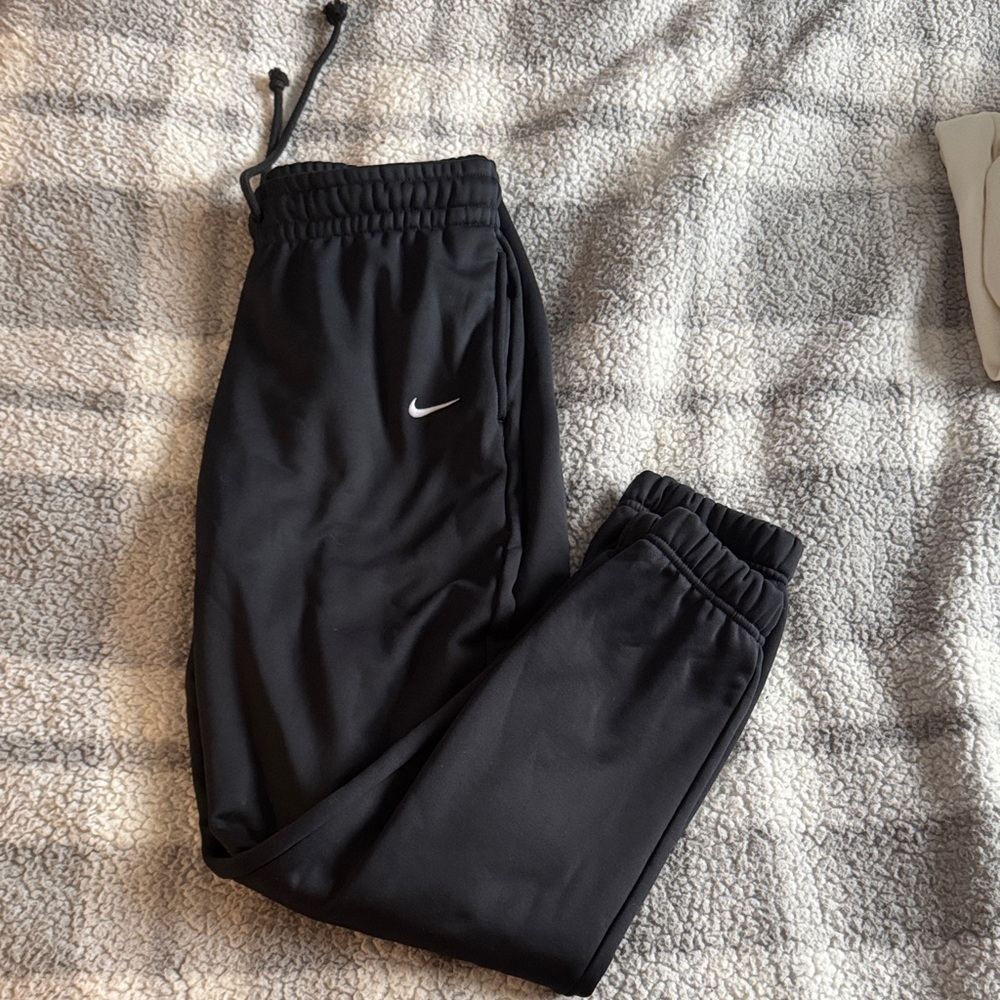 Nike therma joggers